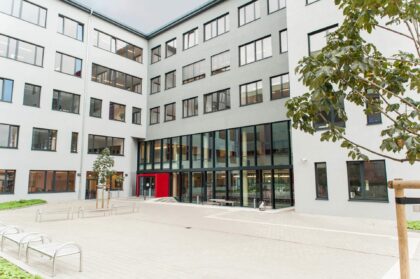 Schulgebäude Zugang Feldstraße