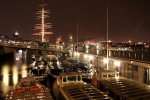 Hamburger Hafen bei Nacht