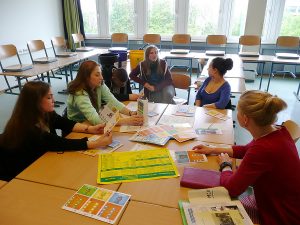Was gehört in welchen Müll und wer entleert wann die Eimer? Und wie sollen die Hinweisschilder aussehen? Lagebesprechung im W.I.R.-Team.