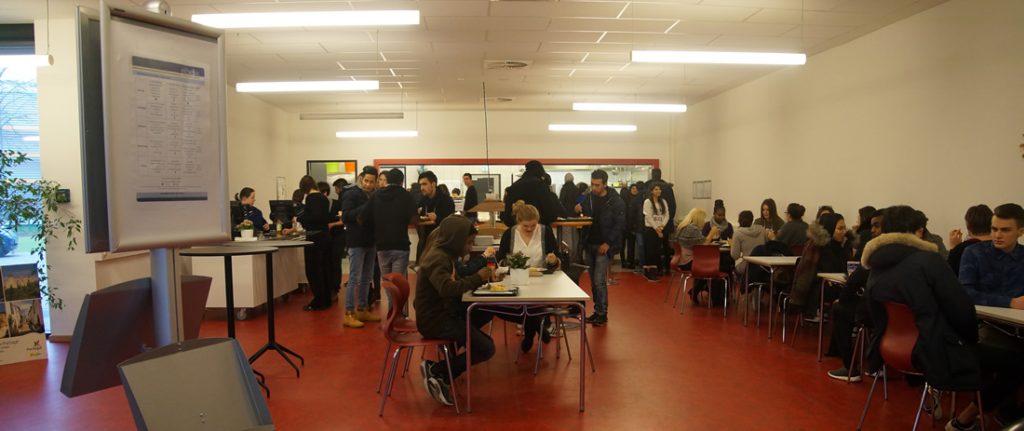Die Cafeteria der BS11 zur Mittagszeit