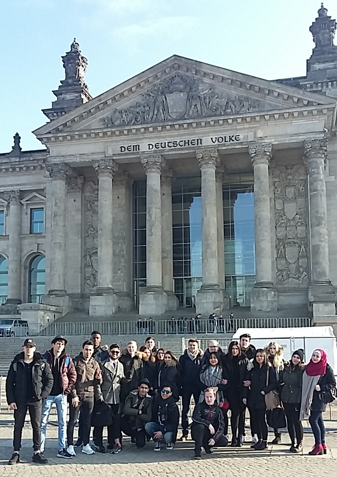 Gruppenbild vor dem Bundestag