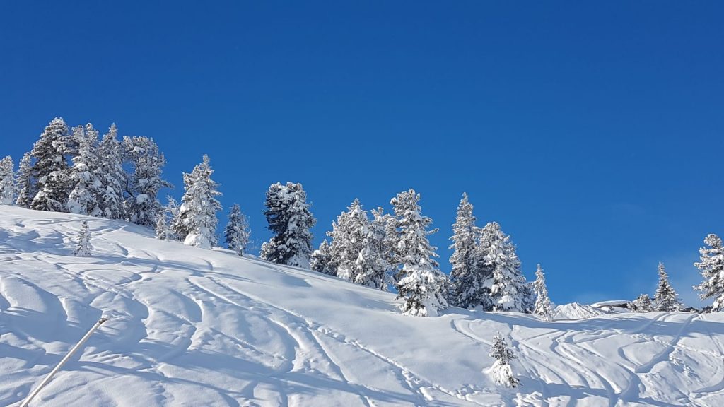 Skipiste bei strahlendem Sonnenschein
