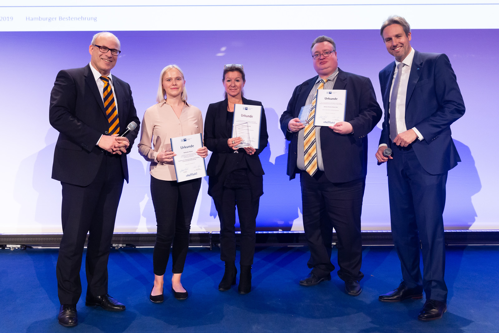 v.l.: Senator Ties Rabe, Nathalie Peters, Anja Eckelmann (Ausbildungsleiterin Ergo Versicherung), Frank Dümmel (Ausbildungsleiter Allianz Versicherung), HK-Vizepräses André Mücke
